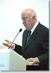 Foto: Eduard Schewardnadse bei seiner Buchvorstellung