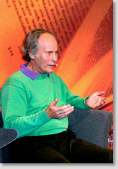 Foto: Autor Richard Ford bei einem Messegespr&auml;ch am Stand der von 3sat