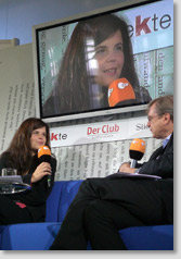 Foto: Buchpreistr&auml;gerin Julia Franck im Interview beim Blauen Sofa auf der Frankfurter Buchmesse 2007