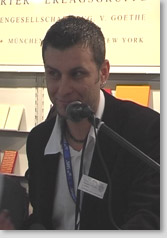 Foto: Autor Aleksandar Jovanovic bei seiner Lesung auf der Frankfurter Buchmesse 2008
