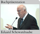Foto: Eduard Schewardnadse bei seiner Buchpr&auml;sentation